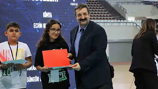 Elazığ'da dereceye giren öğrencilere ödülleri verildi