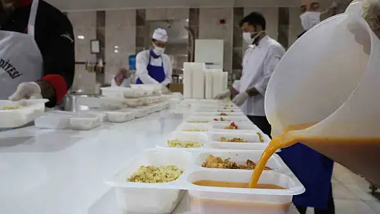 Elazığ'da dev kazanlar, iftar sofraları için kaynıyor