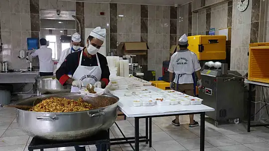 Elazığ'da dev kazanlar, iftar sofraları için kaynıyor