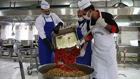 Elazığ'da dev kazanlar, iftar sofraları için kaynıyor