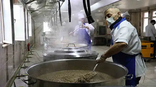 Elazığ'da dev kazanlar, iftar sofraları için kaynıyor