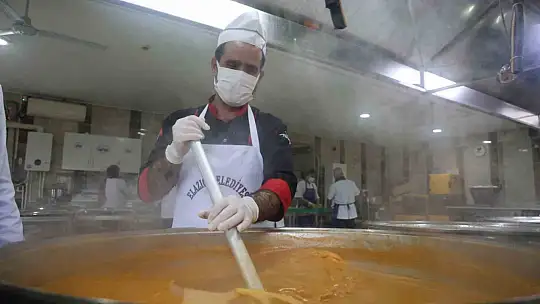 Elazığ'da dev kazanlar, iftar sofraları için kaynıyor