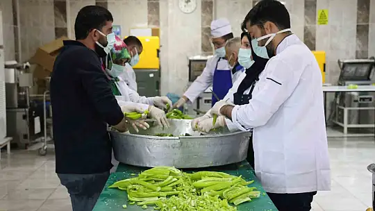 Elazığ'da dev kazanlar, iftar sofraları için kaynıyor