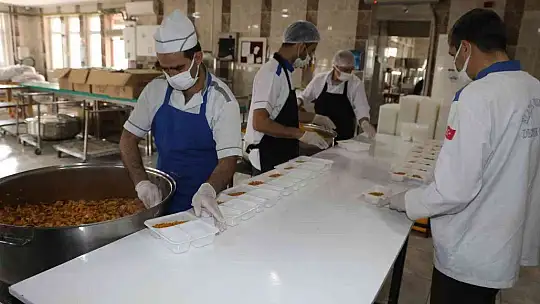 Elazığ'da dev kazanlar iftar yemekleri için kaynıyor