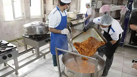 Elazığ'da dev kazanlar iftar yemekleri için kaynıyor