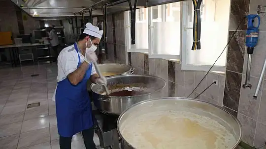 Elazığ'da dev kazanlar iftar yemekleri için kaynıyor
