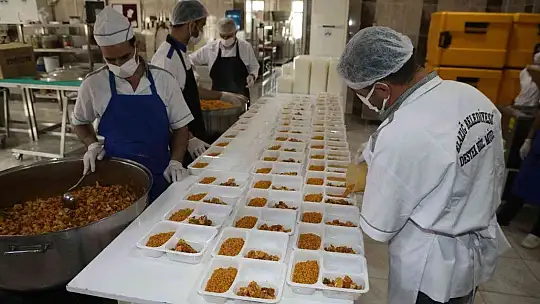 Elazığ'da dev kazanlar iftar yemekleri için kaynıyor