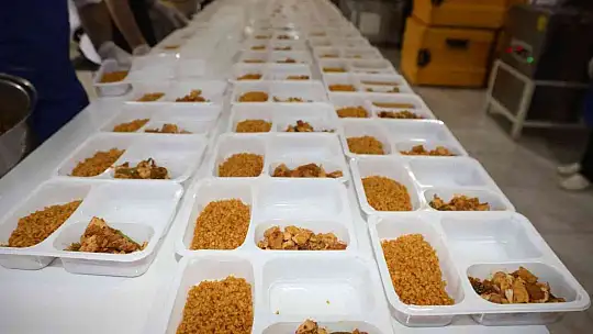 Elazığ'da dev kazanlar iftar yemekleri için kaynıyor