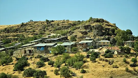 Elazığ'da dikkat çeken 'Delikli Kaya'