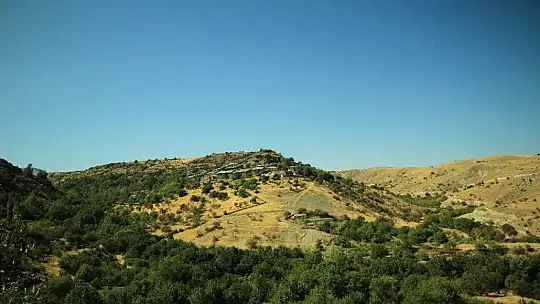Elazığ'da dikkat çeken 'Delikli Kaya'
