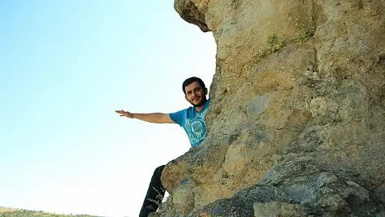 Elazığ'da dikkat çeken 'Delikli Kaya'