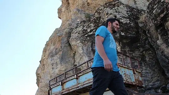 Elazığ'da dikkat çeken 'Delikli Kaya'