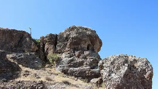 Elazığ'da dikkat çeken 'Delikli Kaya'