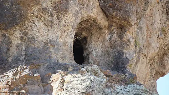 Elazığ'da dikkat çeken 'Delikli Kaya'