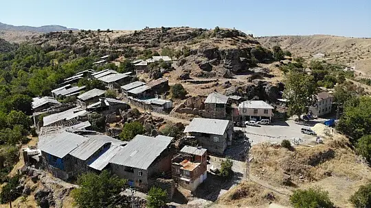 Elazığ'da dikkat çeken 'Delikli Kaya'