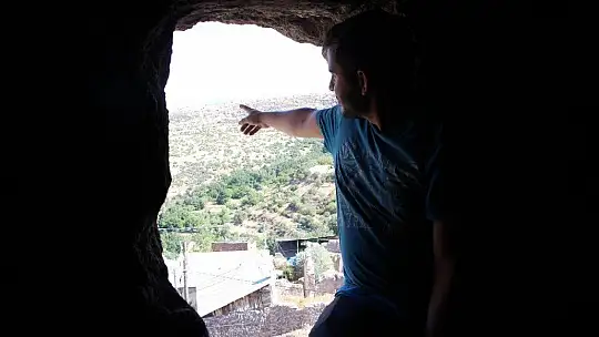 Elazığ'da dikkat çeken 'Delikli Kaya'