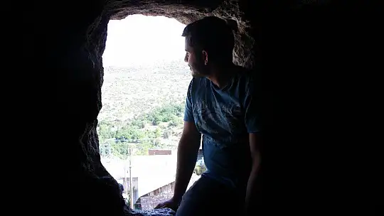 Elazığ'da dikkat çeken 'Delikli Kaya'