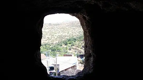 Elazığ'da dikkat çeken 'Delikli Kaya'