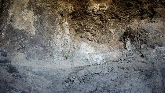 Elazığ'da dikkat çeken 'Delikli Kaya'