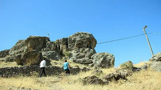 Elazığ'da dikkat çeken 'Delikli Kaya'