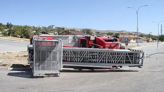 Elazığ'da direğe çarpan kamyon yan yattı: 1 yaralı