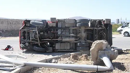 Elazığ'da direğe çarpan kamyon yan yattı: 1 yaralı