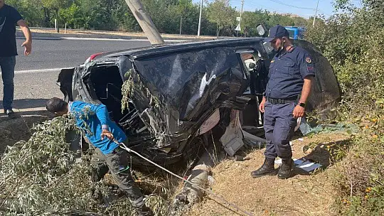 Elazığ'da direğe çarpan otomobil hurdaya döndü: 2 ağır yaralı
