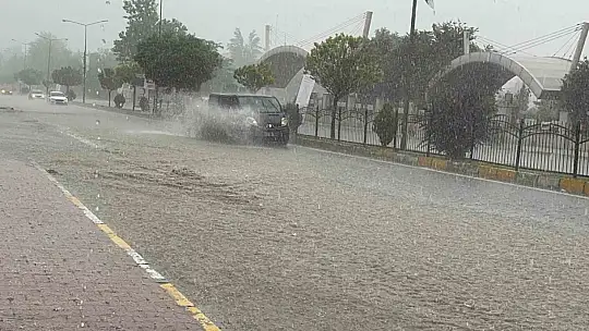 Dolu ve sağanak caddeleri Nehir'e dönüştürdü