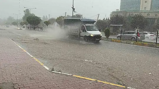 Dolu ve sağanak caddeleri Nehir'e dönüştürdü