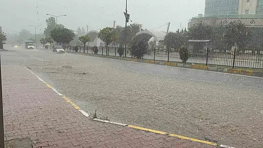 Dolu ve sağanak caddeleri Nehir'e dönüştürdü