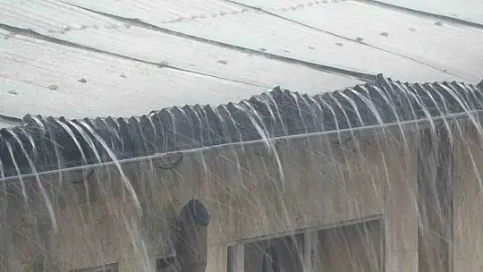 Dolu ve sağanak caddeleri Nehir'e dönüştürdü