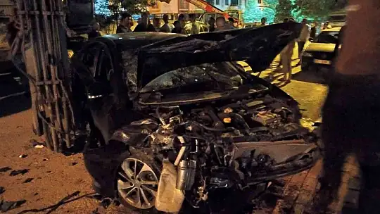 Elazığ'da ekskavatöre çarpan otomobil hurdaya döndü: 2'si ağır 3 yaralı