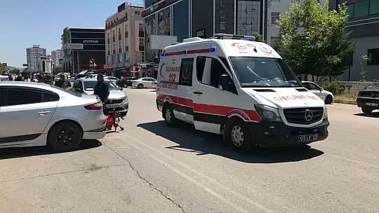 Elazığ'da elektrikli motosiklet otomobile çarptı: 1 yaralı