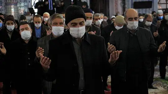 Elazığ'da eller semaya açıldı, 'yağmur' duası edildi