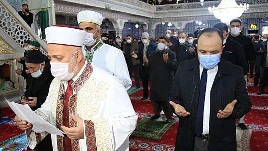 Elazığ'da eller semaya açıldı, 'yağmur' duası edildi