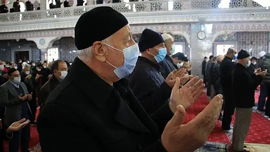 Elazığ'da eller semaya açıldı, 'yağmur' duası edildi