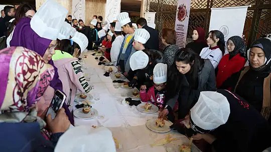Elazığ'da engelli çocuklar pasta süsledi
