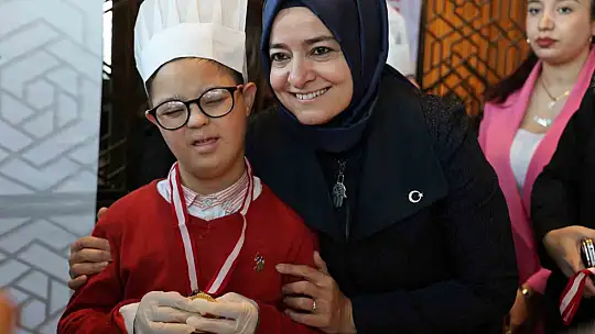 Elazığ'da engelli çocuklar pasta süsledi