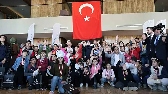 Elazığ'da engelli çocuklar pasta süsledi