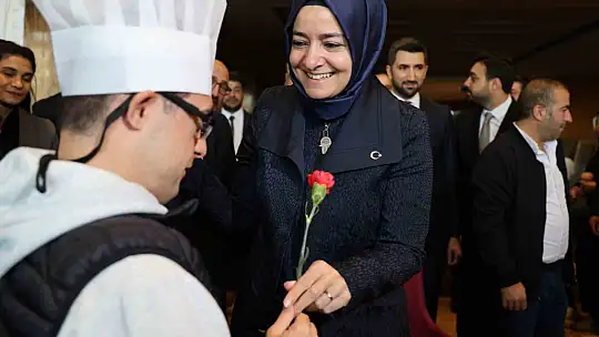 Elazığ'da engelli çocuklar pasta süsledi