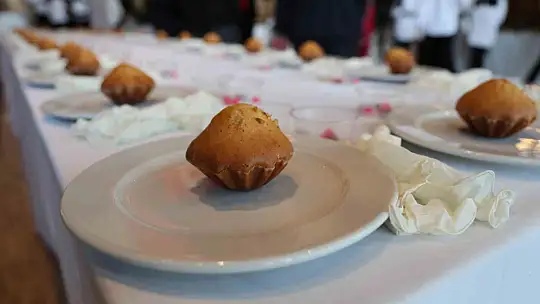 Elazığ'da engelli çocuklar pasta süsledi
