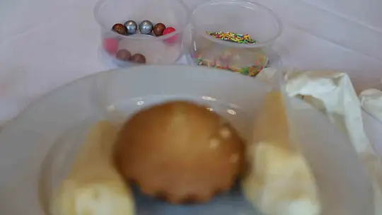 Elazığ'da engelli çocuklar pasta süsledi