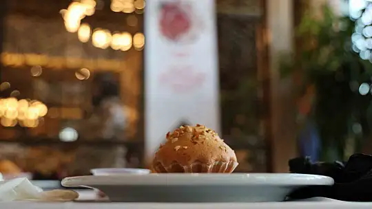 Elazığ'da engelli çocuklar pasta süsledi
