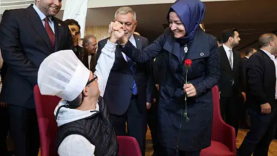 Elazığ'da engelli çocuklar pasta süsledi