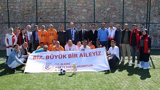 Elazığ'da engellilerin dostluk maçı renkli görüntüler oluşturdu