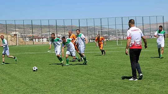 Elazığ'da engellilerin dostluk maçı renkli görüntüler oluşturdu