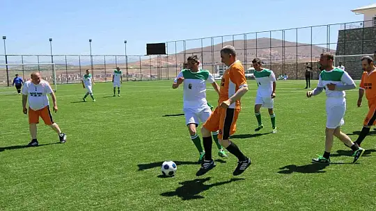 Elazığ'da engellilerin dostluk maçı renkli görüntüler oluşturdu