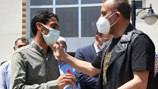 Elazığ'da evleri yanan aileler, yeni evlerine kavuştu