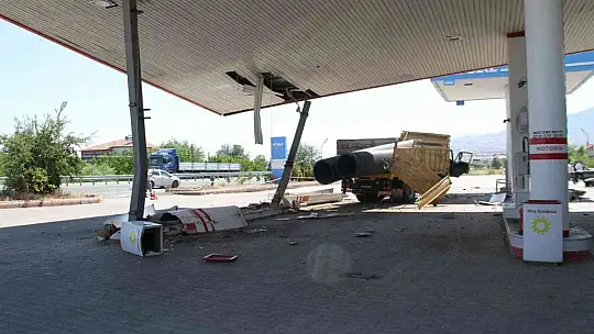 Elazığ'da facianın eşiğinden dönüldü, otomobile çarpan kamyon akaryakıt istasyonuna girdi: 5 yaralı