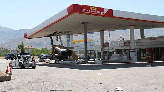 Elazığ'da facianın eşiğinden dönüldü, otomobile çarpan kamyon akaryakıt istasyonuna girdi: 5 yaralı